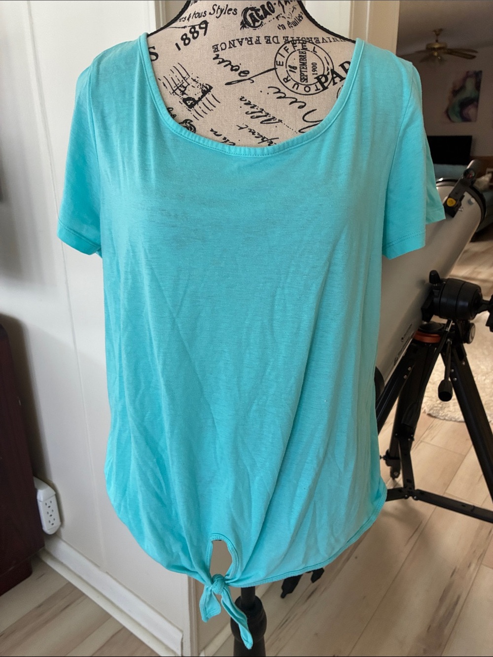 Lightweight Scoop Neck Short Sleeve Tie-Hem Top in Turquoise